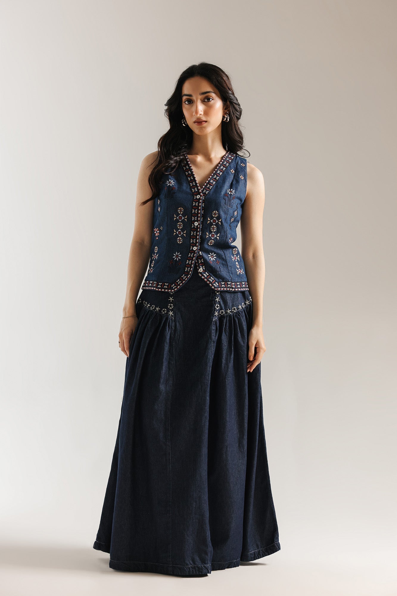 EMBROIDERED TOP (E1022/101/621)