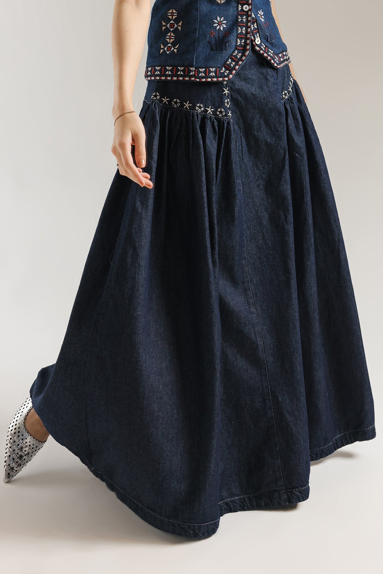 EMBROIDERED SKIRT (E1038/101/906)