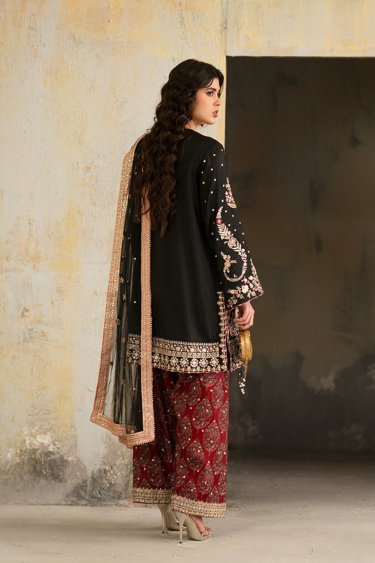 EMBROIDERED SUIT (E1062/104/902)